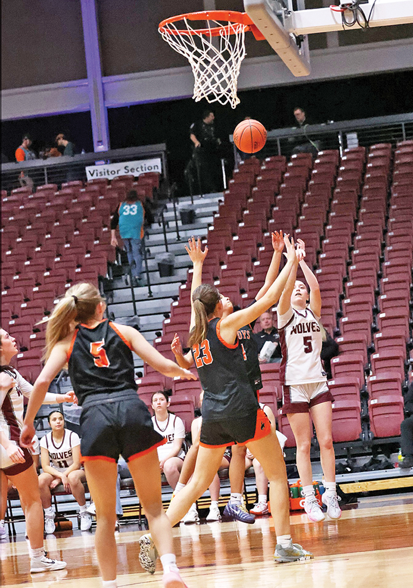 Lady Wolves kick off season with 3-0 at Border Battle